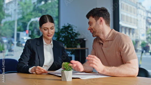 Billede på lærred Business consultant explaining agreement details to investor at office closeup