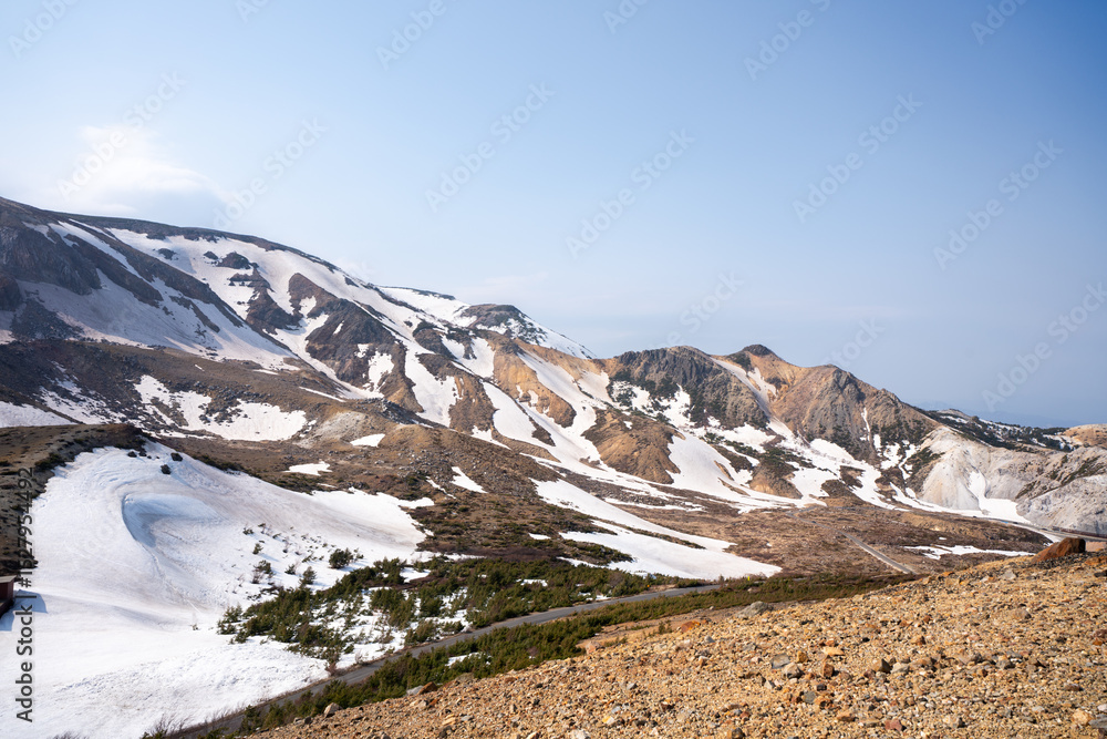 Fototapeta premium 吾妻小富士から見る雪の残る磐梯吾妻スカイライン 福島県福島市