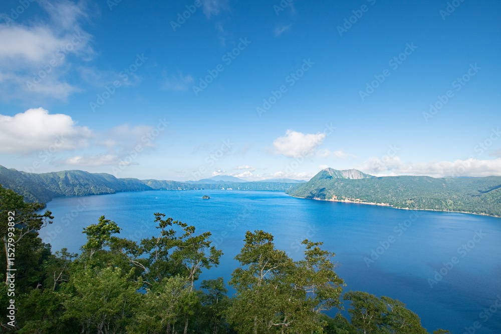 Fototapeta premium 美幌峠から眺める日本最大のカルデラ湖 屈斜路湖と中島のパノラマ風景