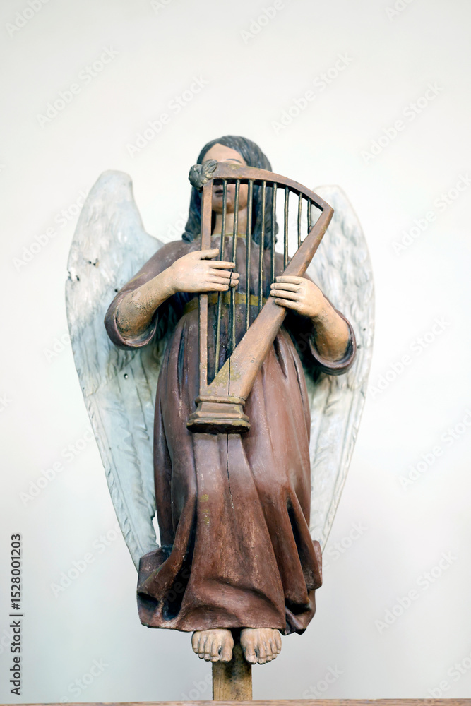 Obraz premium Saint Jean Baptiste church. Musician angel. Wood carving. Megeve.France.