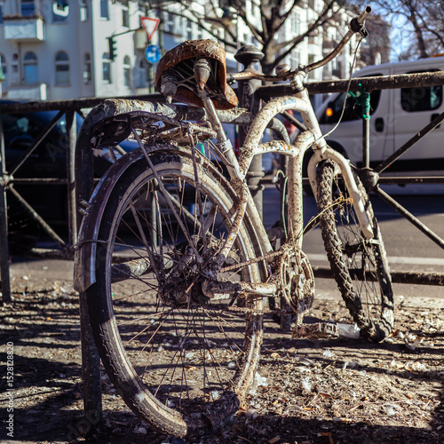 Photos Vélo de ville abandonnée, sali par des déjections de pigeon