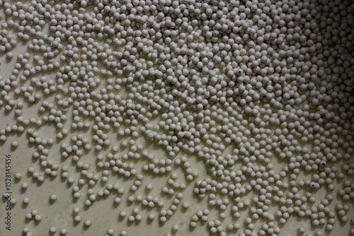 Cuadro en lienzo Close-up of numerous small, white ceramic beads