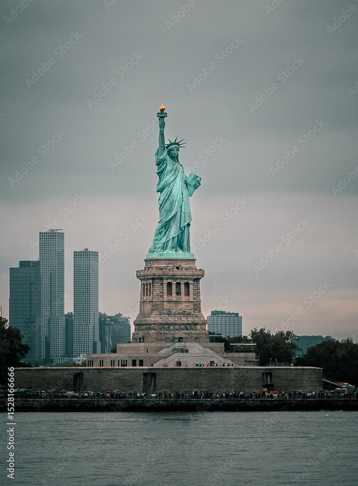 Obraz premium Statue of liberty new york with dramatic sky high quality