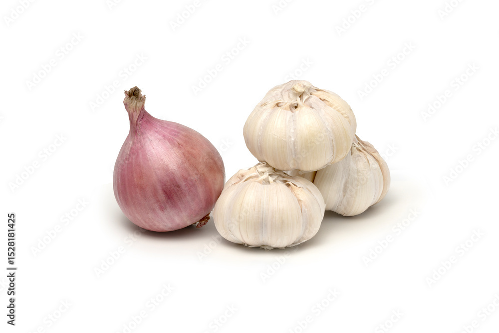 Obraz premium Shallot And Garlic Bulbs Isolated On White Background