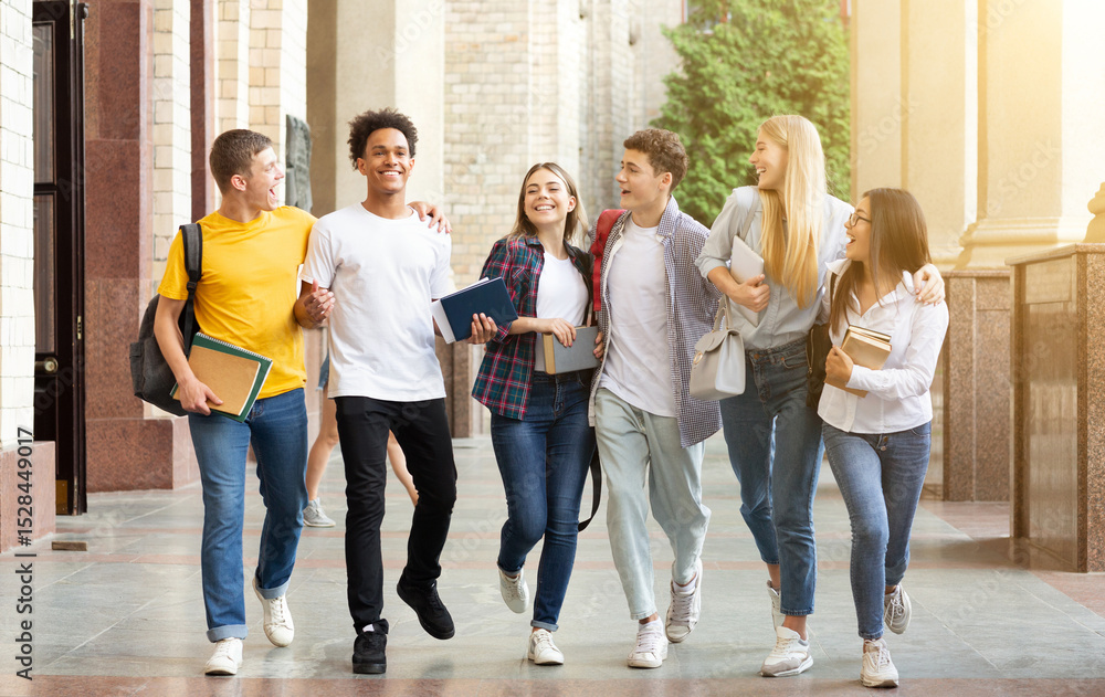 Obraz premium Students life. Friends walking in university campus during break after classes