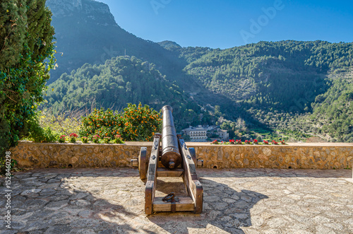 Foto Cannon at a viewpoint in Deia, Spain