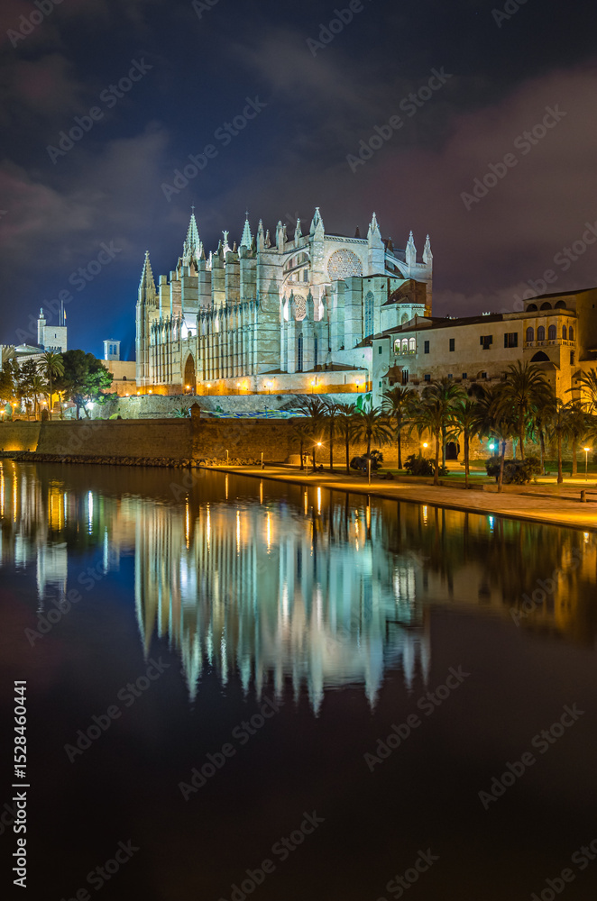 Fototapeta premium Night view of the Cathedral of Santa Maria of Palma, Mallorca, Balearic Islands, Spain