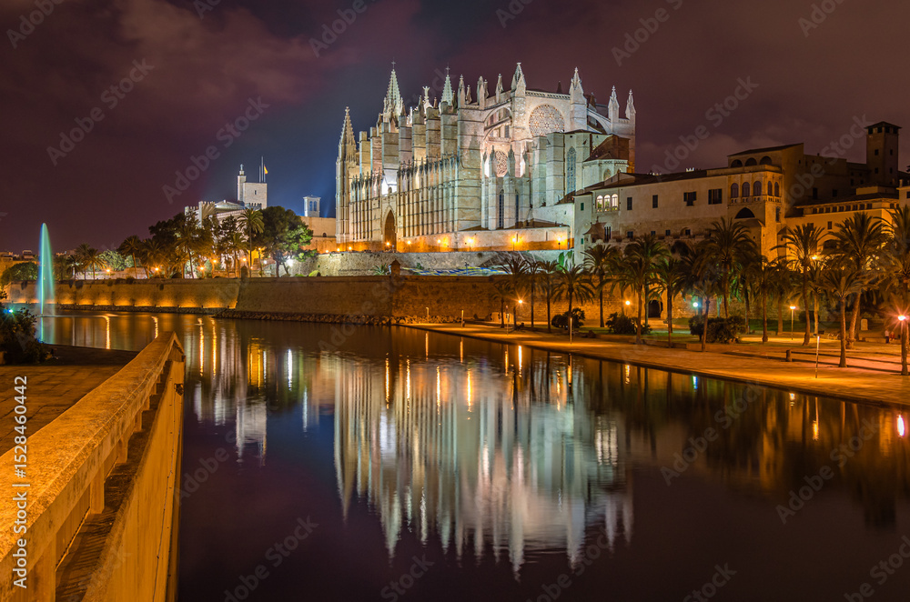 Obraz premium Night view of the Cathedral of Santa Maria of Palma, Mallorca, Balearic Islands, Spain
