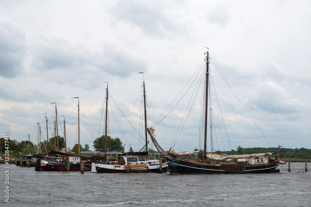 Fototapeta premium Plattbodenschiffe im Jachthafen Noordergat, Niederlande