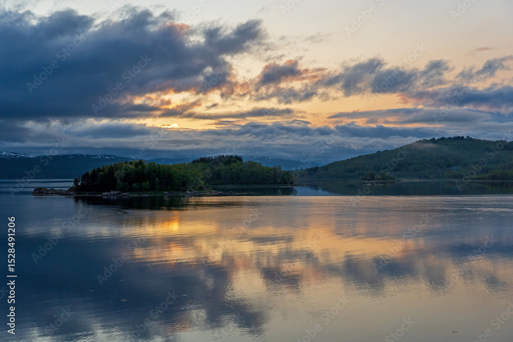 Fototapeta premium Mitternachtssonne auf den Lofoten, Norwegen