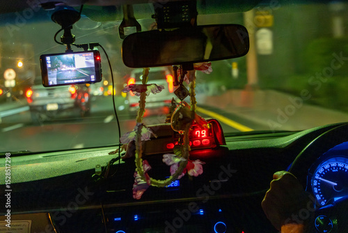 Photography View through the windshield of a taxi car driving in the night city