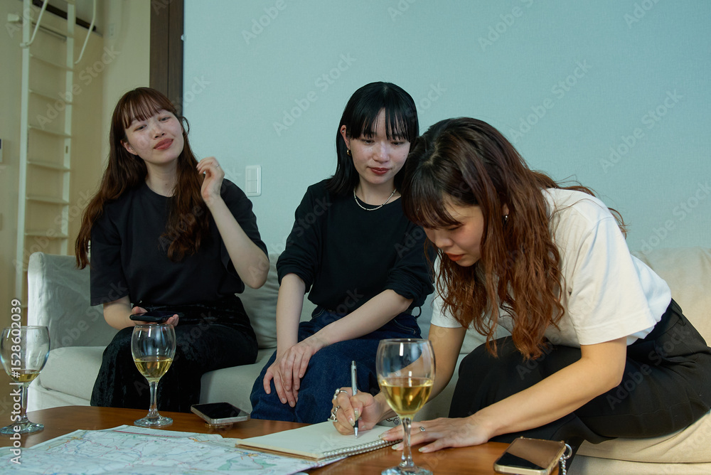 Fototapeta premium 地図を見ながら会話する女性たち