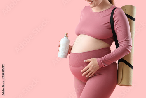 Pregnant woman in activewea...