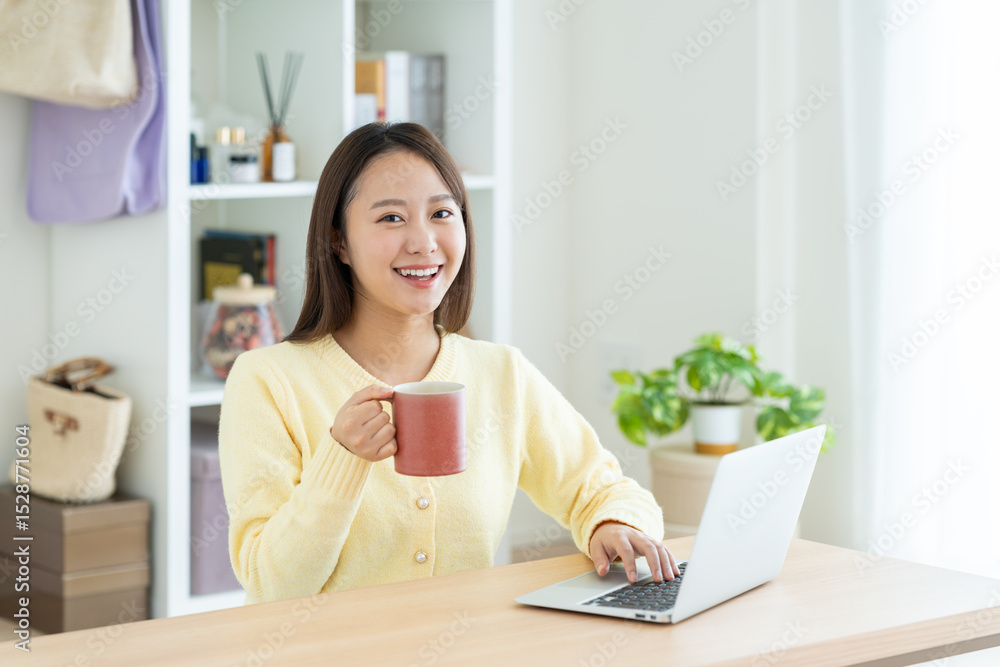 家でパソコンを使う若い女性 家でパソコンを使う若い女性