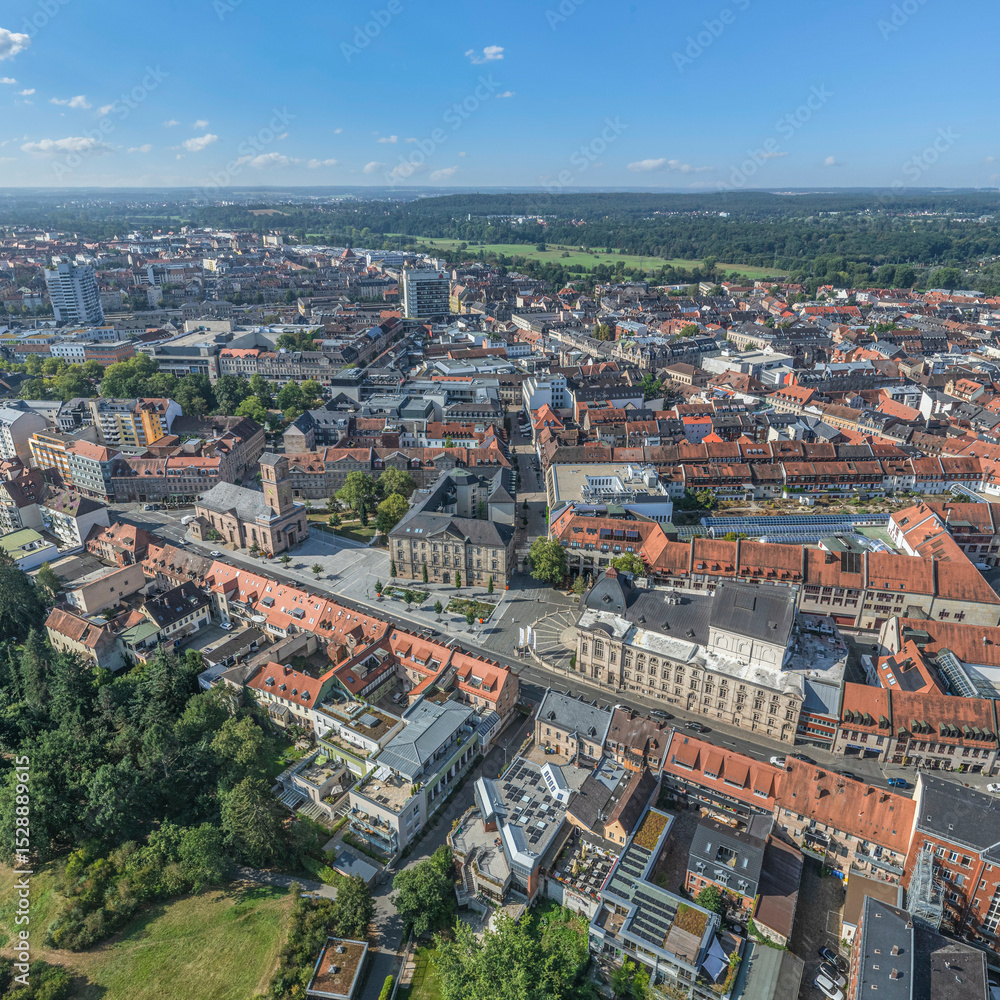 Naklejka premium Ausblick auf die Innenstadt von Fürth rund um den Stadtpark an der Pegnitz