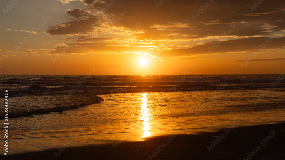 Obraz premium Sun setting over the Pacific Ocean from Mission Beach in San Diego, California, USA taken on June 1, 2025