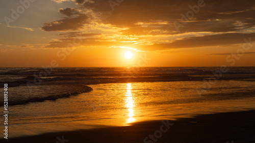 Quadro su tela Sun setting over the Pacific Ocean from Mission Beach in San Diego, California,