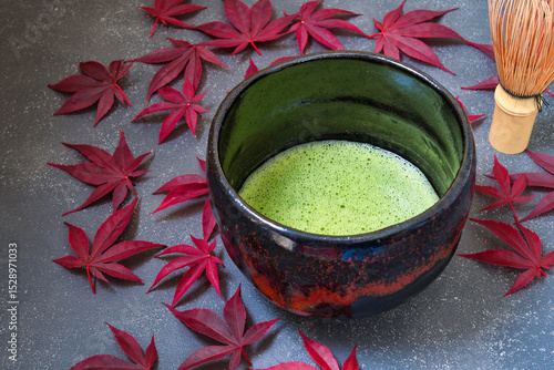 日本の茶道　茶碗と抹茶と茶筅　日本の秋のイメージで　　
Japanese tea ceremony　(Chado) : Tea bowl, matcha  (green tea)　and tea whisk, with the image of autumn in Japan
