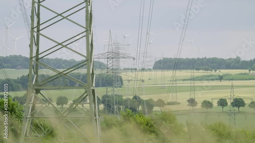 Stromtrassen und Windräder in ländlicher Landschaft – Energiewende in Deutschland