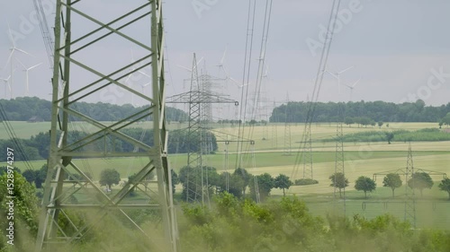 Stromtrassen und Windräder in ländlicher Landschaft – Energiewende in Deutschland