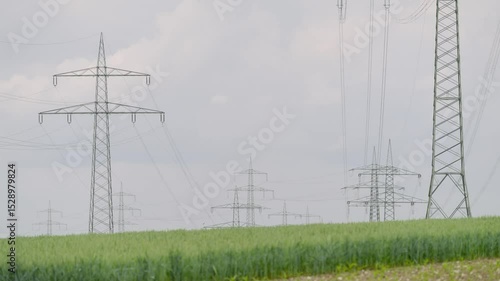 Stromtrassen und Windräder in ländlicher Landschaft – Energiewende in Deutschland