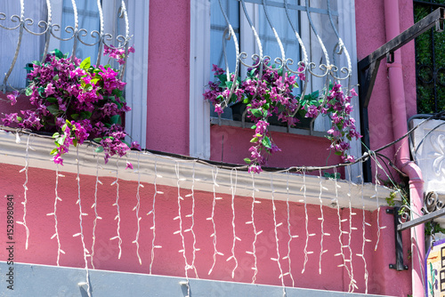 Photography Istanbul Balat Fassade eines rosafarben gestrichenen Hauses zu sehen, vor deren