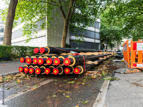 Ein Stapel mit Fernwärme Rohren an einer Baustelle in Wuppertal, Deutschland
