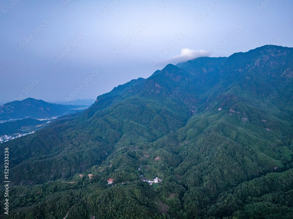 Fototapeta premium mountain landscape with trees and mountains，Lushan, Jiangxi