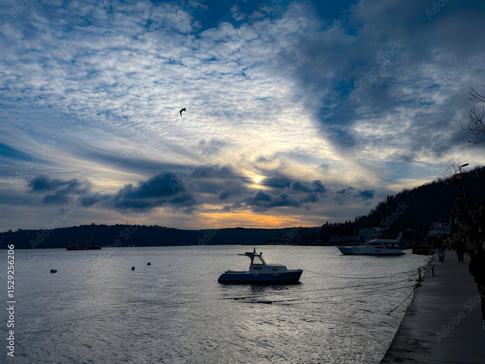 Naklejka premium sunset on the lake