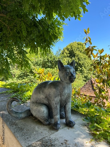 Statue de chat dans les rue de hautefort