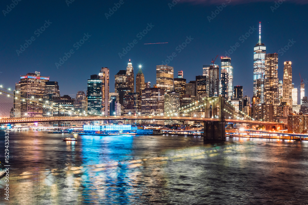 Obraz premium 薄暮のブルックリンブリッジとロウアーマンハッタン