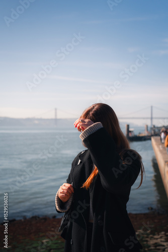 Chica, en el puente rojo de Lisboa