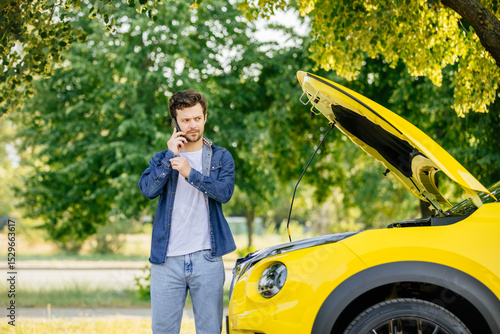 Papier peint Disgruntled man broke down his car in the middle of a road trip