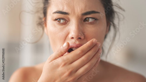 Foto Woman is checking smell of breath