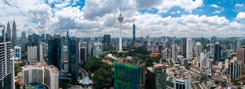Obraz premium Panoramic mid-day View of Kuala Lumpur Skyline and Cityscape, Malaysia