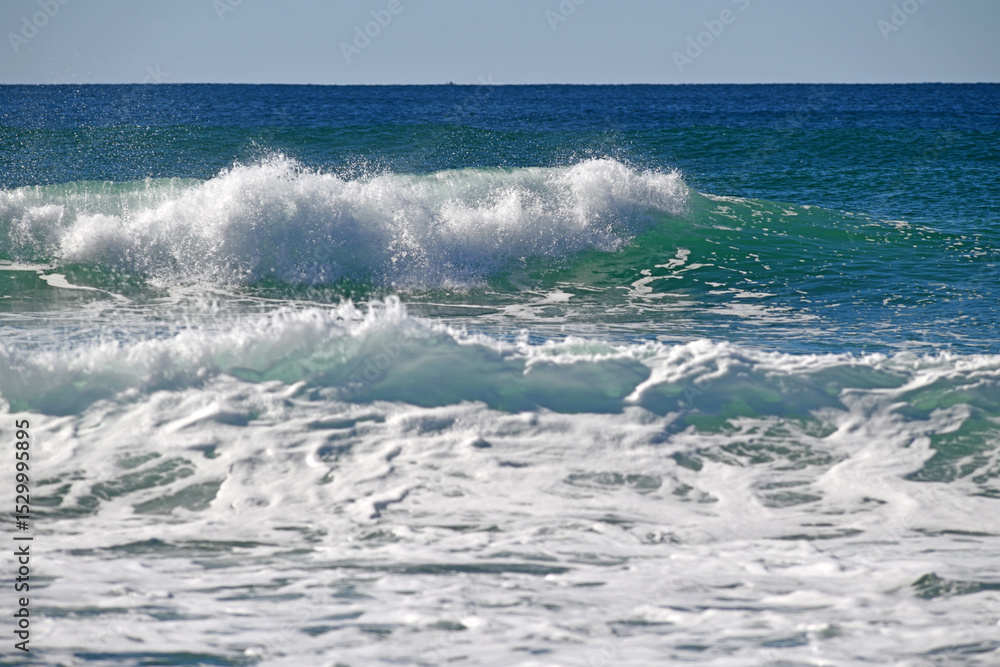 Fototapeta premium waves breaking on the Sunshine Coast, Queensland, Australia