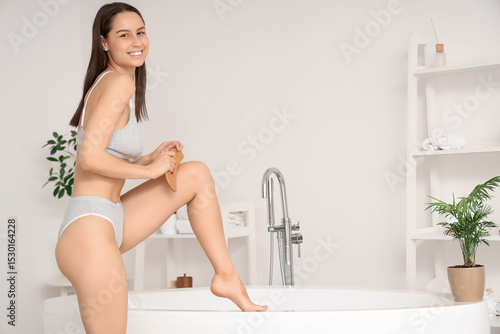Young woman massaging her l...