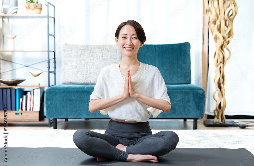 合掌のポーズをする女性 合掌のポーズをする女性