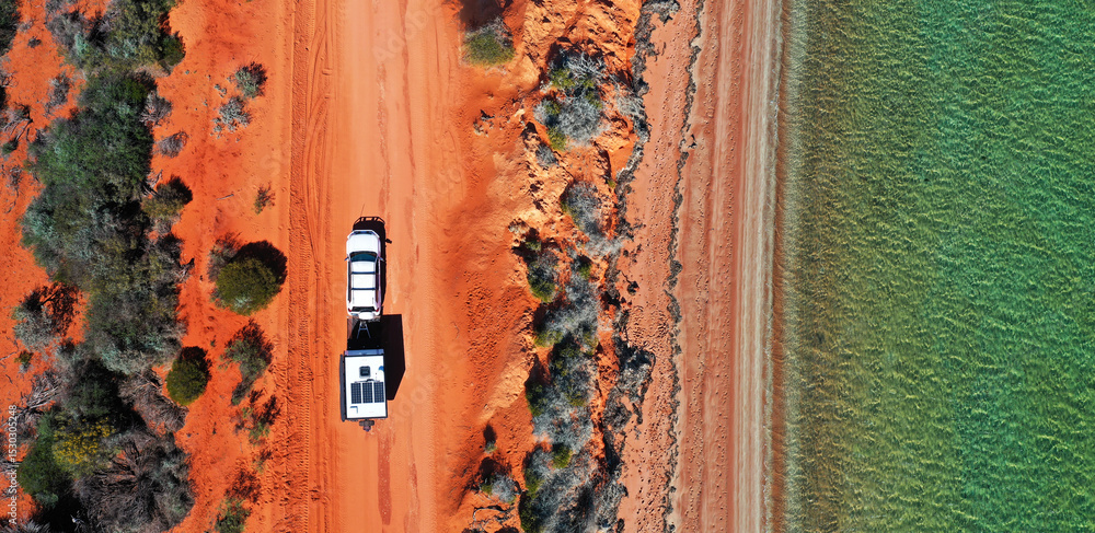 Φωτογραφία Panoramic aerial landscape view of vehicle towing a caravan on a dirt road along an exotic empty beach at Peron Peninsula in Shark Bay, Western Australia