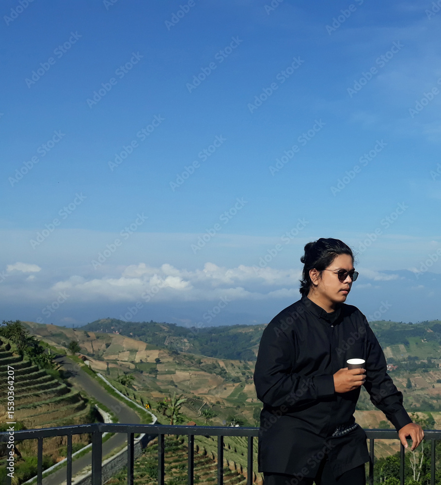 Naklejka premium young man looking at the mountains