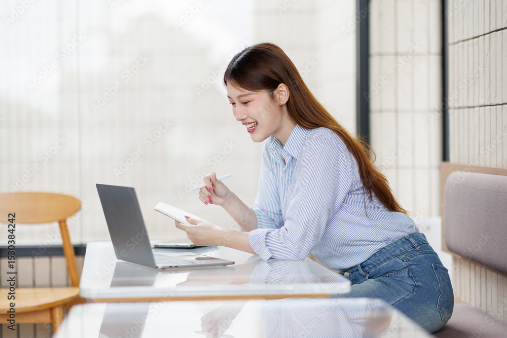 Portrait of uoung asian businesswoman smiling while using a laptop and working in a modern office
Portrait of uoung asian businesswoman smiling while using a laptop and working in a modern office