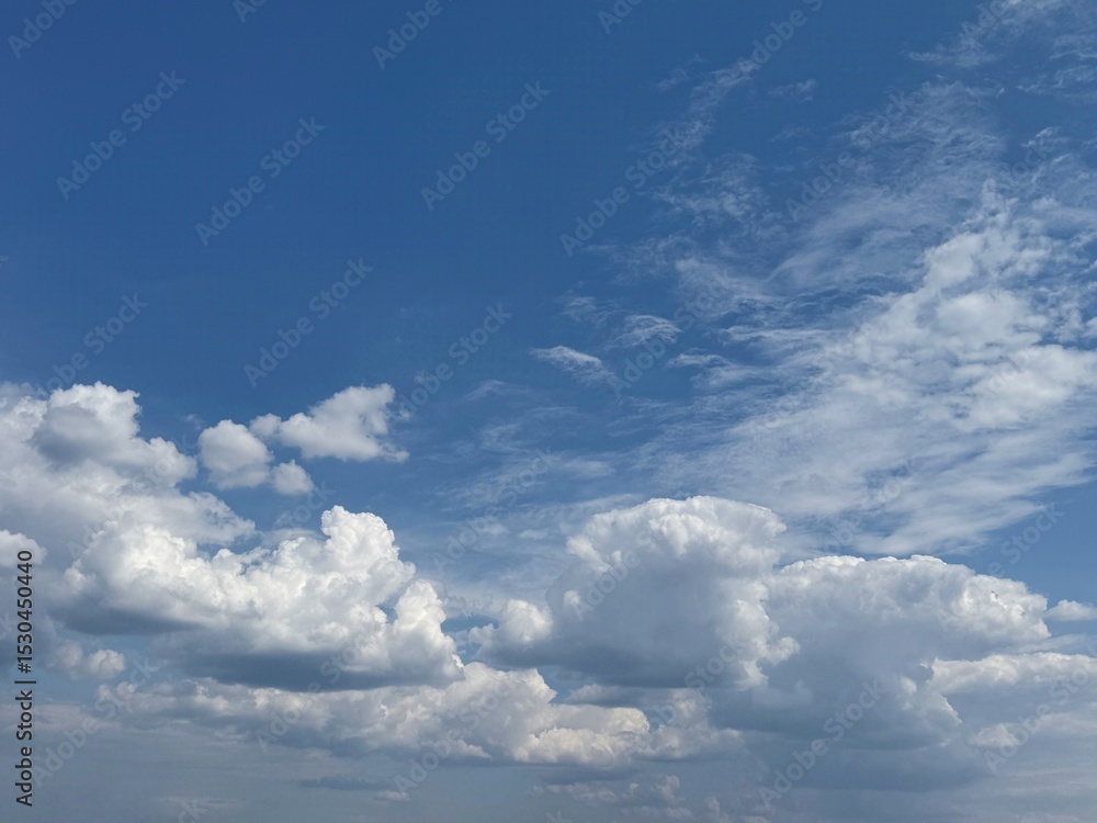 Obraz premium Fluffy clouds in blue sky