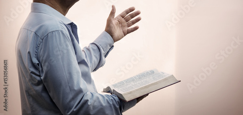 Tableau sur toile A man with a bible preaches