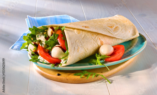 Wrap mit Tomate Mozzarella und Ruccola., Imbiss, Mozzarella Kugeln, 