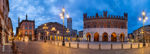 Obraz na plátne Piacenza - The square Piazza Cavalli at dusk and Palazzo Comunale at dusk