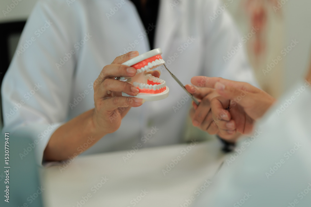 Obraz premium A patient with toothache consults a dental professional for advice and treatment options to relieve the pain and restore oral health.