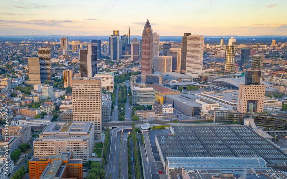 Obraz premium An aerial perspective of the Frankfurt am Main cityscape at dusk.