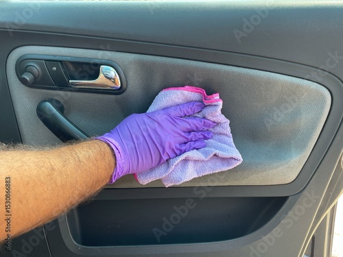 Konstfotografi Limpiando la tapicería del coche con la protección adecuada para las manos