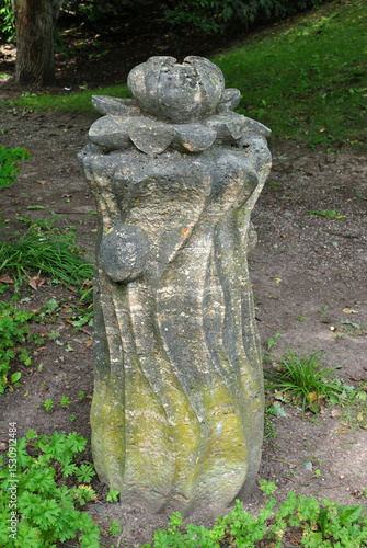 Obraz na płótnie Close Up of Carved Stone Flower Pillar in Outdoor Public Park