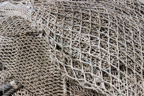 dreckiges Fischernetz am Hafen 